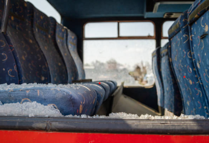 Un autobús amb 25 viatgers cau a l'interior d’unes obres entre Cornellà i Esplugues de Llobregat